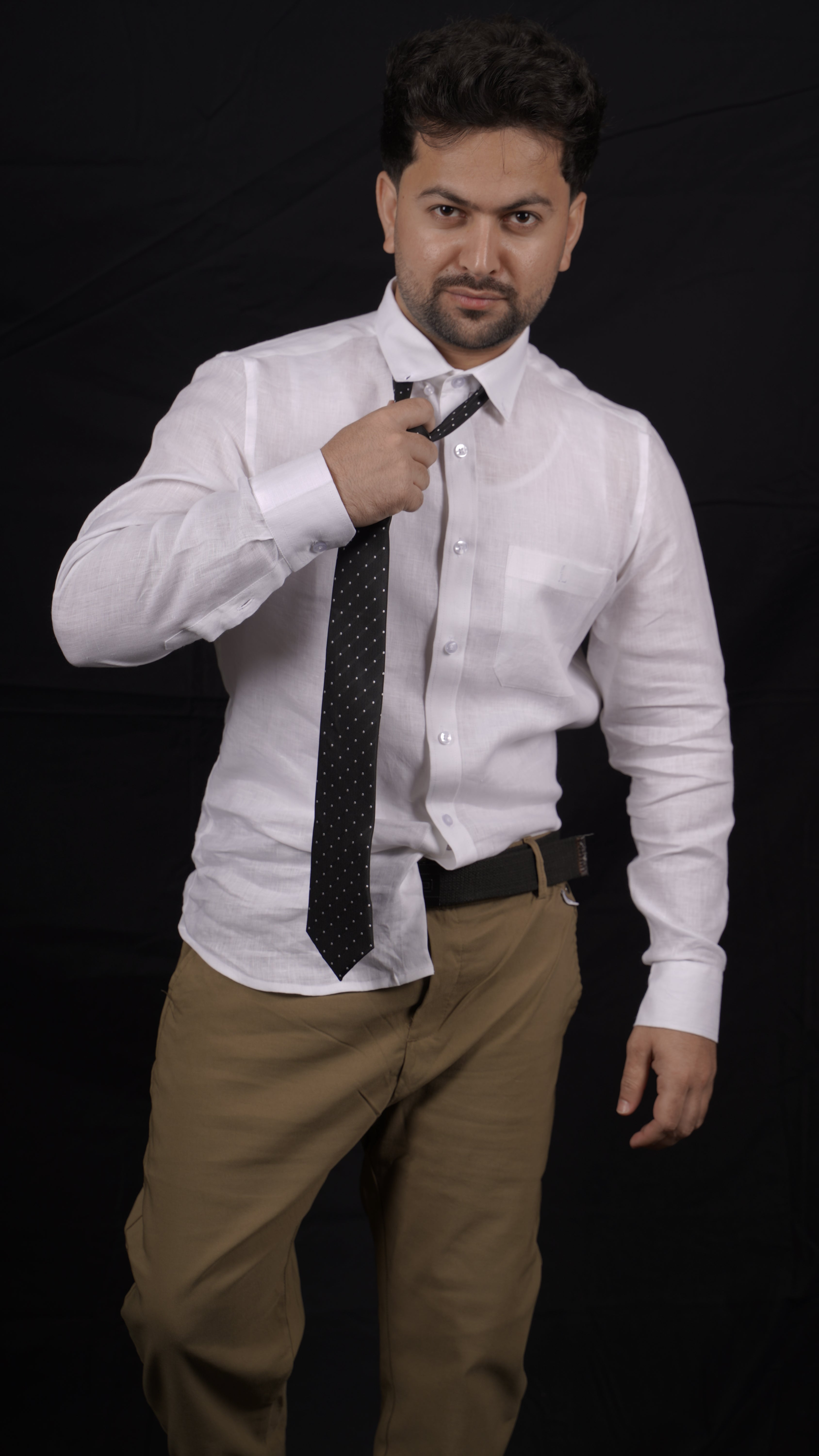 Linen Shirts vs. Cotton in Dubai’s Heat: Why Linen Wins in Style & Comfort