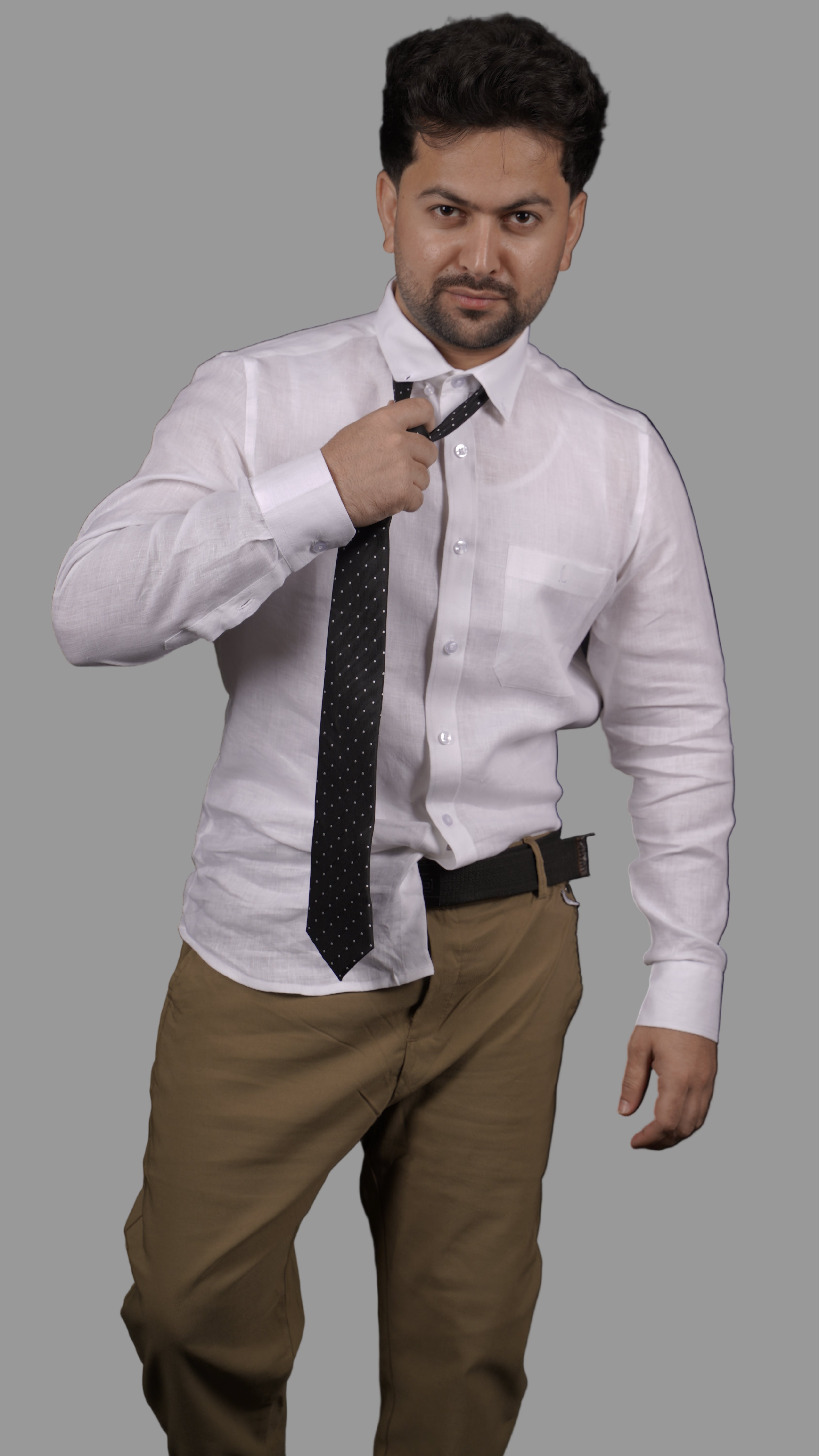 Linen Shirts vs. Cotton in Dubai’s Heat: Why Linen Wins in Style & Comfort